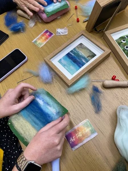 Diy Needle Felting Beginner, Needle Felted Pictures Tutorials, Felted Landscapes Tutorial, Needle Felted Decorations, Needle Felted Pictures Ideas, Needle Felting Art, Needle Felted Pictures, Roving Wool Projects, Needle Felt Pictures