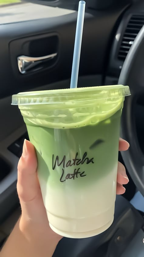 Kue Macaroon, Matcha Drink, Iced Matcha Latte, Green Tea Latte, Coffee Obsession, Iced Matcha, Pretty Drinks, Iced Latte, Iced Drinks