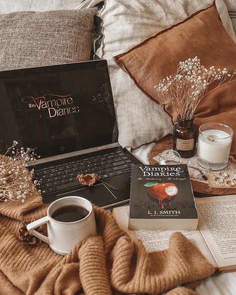 Books Cozy, Vampire Diaries Books, Book Flatlay, Autumn Instagram, Fall Tv, Bookstagram Inspiration, Winter Books, Book Instagram, Fallen Book