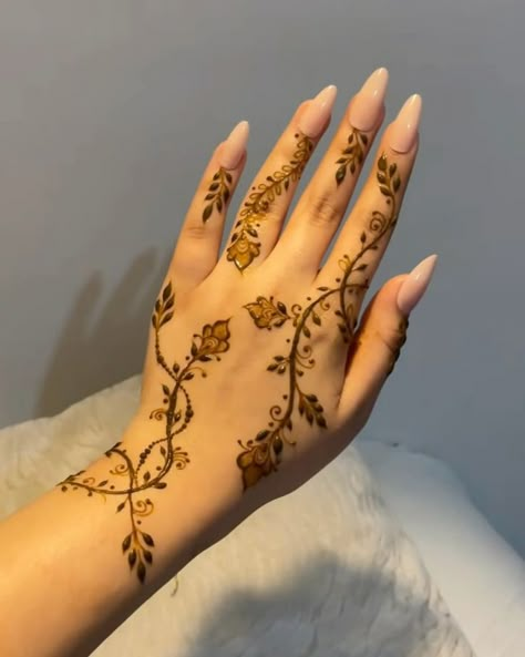 Mehandi Design Aesthetic, Hand Henna Flower, Mehndi Designs Floral, Henna Designs Indian, Aesthetic Henna Designs, Aesthetic Mehndi Designs, Small Henna Designs, Cute Henna Designs, Unique Henna