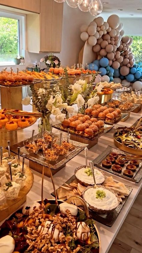 Buffet Presentation, Wedding Buffet Food, Decoration Buffet, Catering Food Displays, Catering Display, Party Food Buffet, Catering Ideas Food, Reception Food, Wedding Reception Food