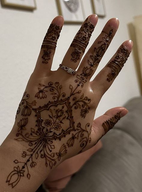 Desi Tattoo, Egyptian Henna, Egypt Summer, Aesthetic Egyptian, Henna Flower Designs, Cute Henna Designs, Unique Henna, Cute Henna Tattoos, Jagua Henna