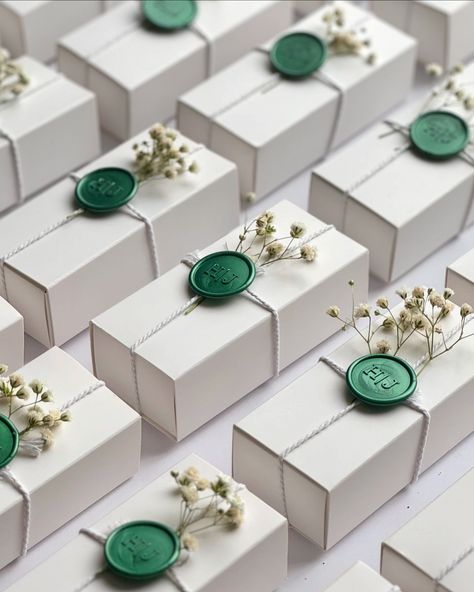 This colour scheme is giving 🤌🏼 These boxes are the perfect addition for your guest wedding tables. Elevate your dream wedding with our bespoke favours. The home of bespoke brownie favours by @browniebox.co Comment ‘’💚’’ to find out more about our services. #browniefavours #favours #wedding #eventinspo #weddinginspiration #brownies ______________________________ Wedding favours. Custom favours. Bridal shower favours. Engagement party favours. 2024 weddings. 2025 weddings. Wedding pla... Brownies Wedding, Wedding Favours Unique, Weddings 2025, Wedding Favours For Guests, Bridal Shower Favours, Wedding Favour Ideas, Classic Weddings, Wedding Favor Table, Favours Wedding