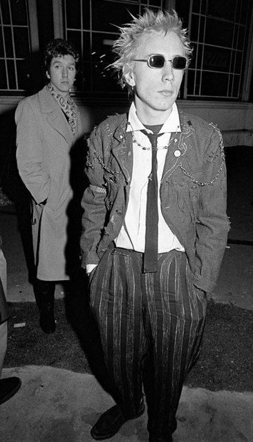 John Lydon. Always one of the most intelligent and innovative figures of the the punk movement. British Punk Fashion, Jonny Rotten, Post Punk Fashion, 80s Punk Fashion, Punk Prom, 80’s Punk, Punks 70s, Punk 80s, Chica Punk