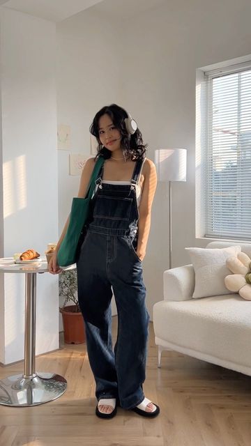 Denim On Denim Summer Outfit, Overall Denim Outfits, Denim Overalls Outfit Aesthetic, Black Overall Outfit, Overall Pants Outfit, Overall Jeans Outfit, Jumper Outfit Denim, Jeans Overall Outfit, Denim Overall Outfit