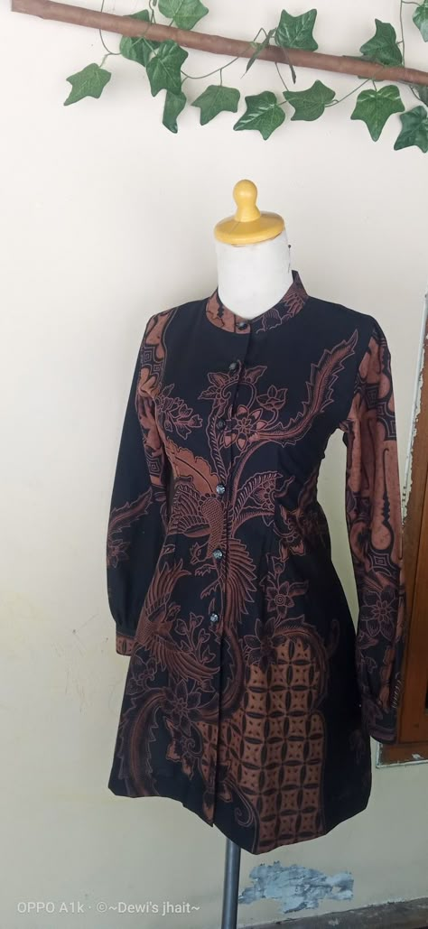 baju batik ustadah MIISTa klego 
#penjait boyolali,,Dewi's_jhait Tunik Batik Kerja Modern, Modern Batik Outfit, Model Tunik Batik Modern, Model Tunik Batik, Batik Modern Fashion Style, Model Blouse Batik, Batik Formal, Dress Batik Modern, Blazer Batik