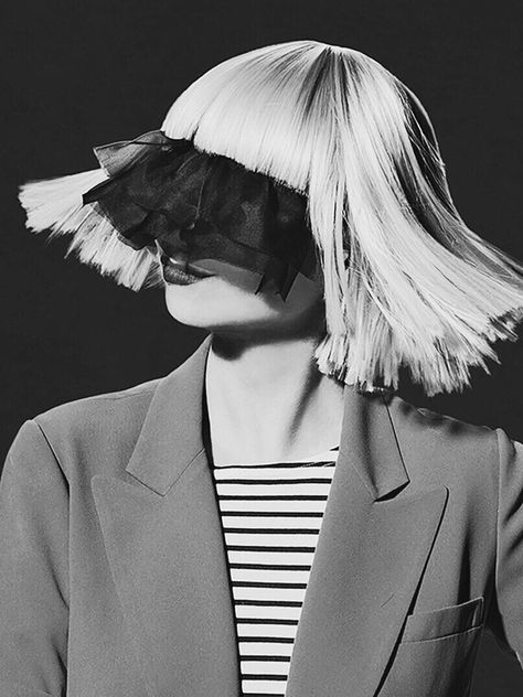 "Y no me importa si canto desafinada, me encuentro a mí misma en mis melodías, canto por amor, canto por mí. Lo digo en voz alta, como un pájaro liberado".  —  Sia - Bird set free. Sia Singer, Sia And Maddie, Sia Music, Sia Kate Isobelle Furler, Sia Chandelier, Pretty Hurts, Carpool Karaoke, Kevin Hart, California Dreamin'