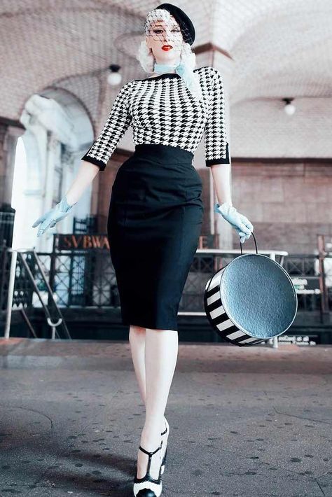 Retro Gloves With Hat Accents For 50s Fashion Outfit #vintagegloves #vintagehat ★ The effect of vintage 50s fashion on modern formal and casual outfits and not only. #50sfashion #vintageoutfits #retrooutfit #vintagestyle #retrostyle #50s #50sstyle 50s Womens Fashion, Inspiration Outfit Ideas, Burlesque Vintage, 50s Women, 50s Outfits, Fashion 50s, Outfit Retro, Fashion Gloves, Fashion 1950s