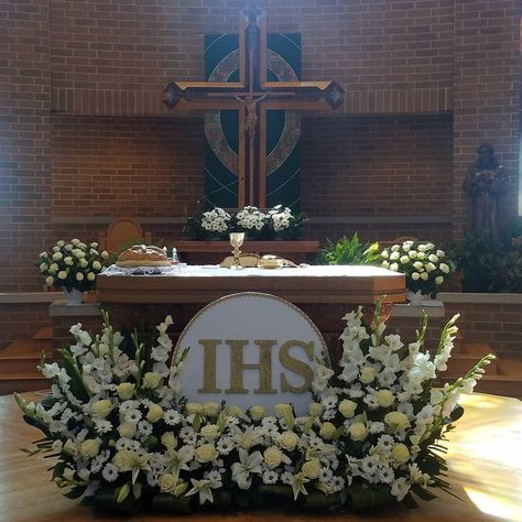 White flowers for a communion in church at the alter. Communion church decorations Church Alters Decorations, Alter Decorations Church Altars, Church Altar Decorations Wedding, Church Flowers Arrangements, Altar Decorations Church, Church Altar Flower Arrangements, Church Altar Decoration, Easter Church Flowers, Church Wedding Decorations Aisle