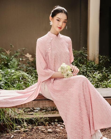 Ao Dai Photoshoot, Asian Portrait, Susie Lau, Gown Simple, Ao Dai Vietnam, Hand Embroidery Projects, Beauty Dress, Simple Dress, Traditional Fashion