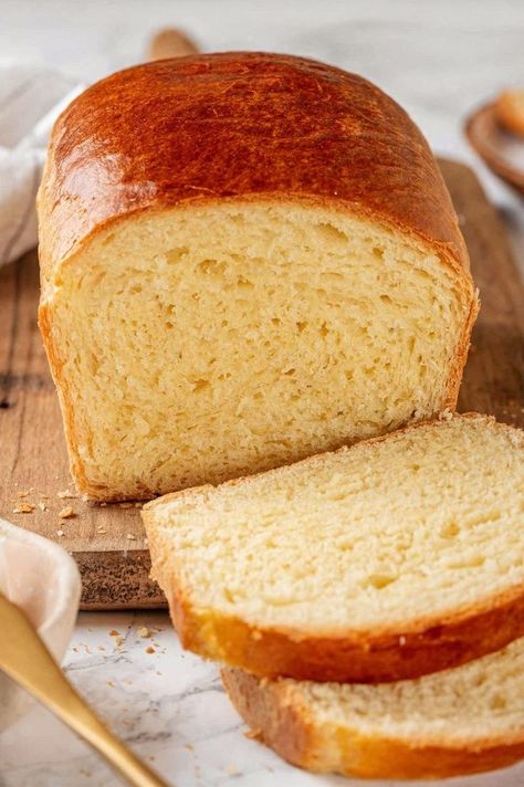 This soft, buttery brioche loaf recipe tastes like it is from a French bakery but easy enough to make at home! It is tender, moist and versatile! Serve it for dinner and then transform the leftovers into the best old fashioned bread pudding for dessert! Brioche Loaf, Best Homemade Bread Recipe, Homemade White Bread, Dutch Oven Bread, White Bread Recipe, Sandwich Bread Recipes, Brioche Bread, Potato Bread, Loaf Recipes