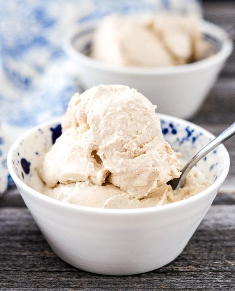 For this rich and creamy, dairy-free dessert you only need 5 ingredients. All you need for this easy dessert recipe is water, cashews,  honey, vanilla, and a pinch of real salt. Because you use a cashew base   (and not coconut milk), it truly has the taste of classic vanilla ice cream. Vanilla Banana Ice Cream, Nice Cream Vanilla, Healthy Vanilla Ice Cream, Vanila Ice Cream, Cashew Milk Ice Cream, Dairy Free Vanilla Ice Cream, Vegan Vanilla Ice Cream, 3 Ingredient Ice Cream, Ice Cream Vanilla