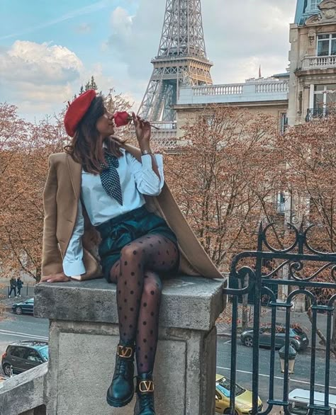 Paris Winter Fashion, Paris Trip Outfits, Best Christmas Destinations, Beret Outfit, Looks Com Short, Parisian Outfit, Outfits Paris, Red Beret, Paris Winter