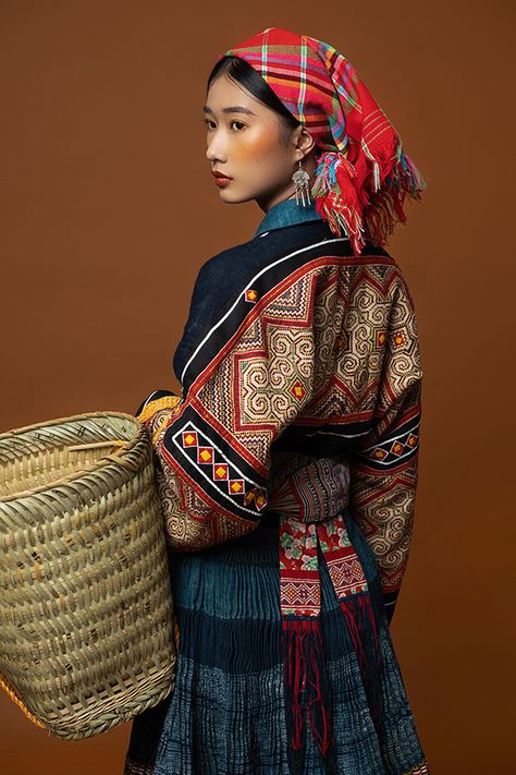 Traditional costume of the Hmong people :: Behance Hmong Fashion, Hmong Clothes, 100 Heads, Face Drawing Reference, Portrait References, Foto Art, Poses References, Folk Costume, Pose Reference Photo