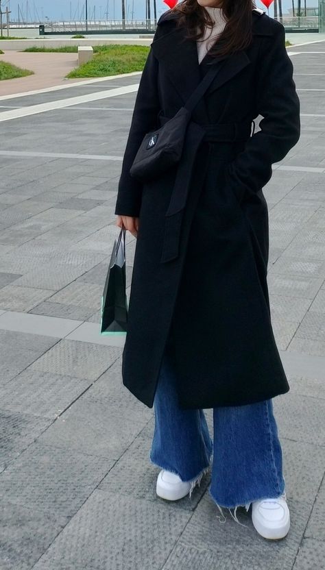 Long Coat And Wide Leg Pants, Long Wide Leg Jeans Outfit Winter, Wide Jeans Outfit Winter, Long Coat Outfit Casual, Chicago Fashion Winter, Wide Leg Black Pants Outfit, Long Black Coat Outfit, Winter Outfit Aesthetic, Flare Leggings Outfit