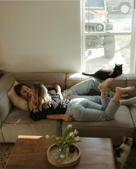 Couple And Cat Aesthetic, Couple In House Photography, Bedroom Engagement Photos, Couple With Cat Aesthetic, Couples Home Photoshoot, Couple Home Aesthetic, Couple At Home Aesthetic, Home Photoshoot Ideas Couple, Couple At Home Photoshoot