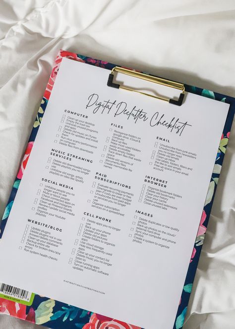 Need help learning how to declutter and organize your digital life? Check out my ultimate digital declutter checklist to keep your computer, laptop and phone minimal and clutter-free. Beauty Checklist, Digital Declutter, Digital Minimalism, Declutter Checklist, Digital Organization, Declutter And Organize, Clutter Free Home, Digital Detox, Digital Health