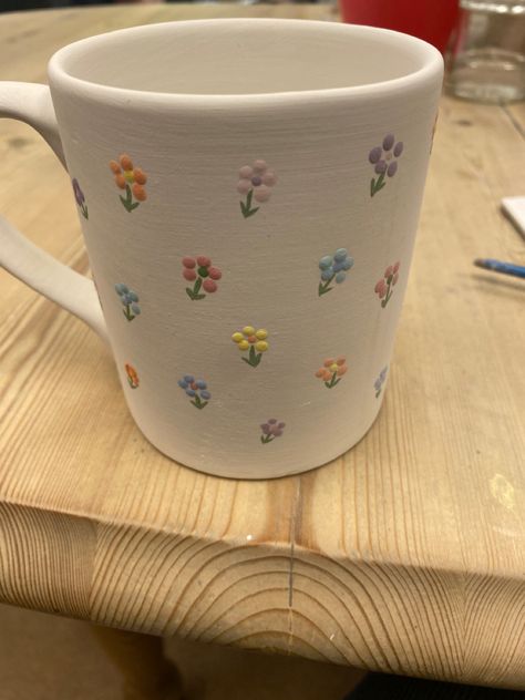 Cute Designs For Pottery, Ceramic Mug Designs Painted Easy, Cute Mug Ideas Paint, Paint Your Own Mug Designs, Pottery Mug Inspiration, Painted Cups Diy, Painting Ideas On Mugs, Painted Cup Ideas, Flower Painted Pottery