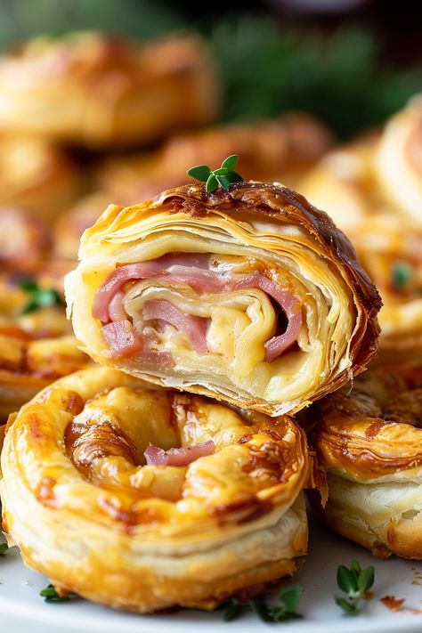 Ham and cheese pastry pinwheels Pastry Savory Recipes, Brunch Bites Ideas, Quick And Easy Pastry Recipes, Flaky Puff Pastry Recipes, Puff Pastry Pastries, Breakfast Pastries Savory, Short Crust Pastry Recipes Savoury, Yummy Food Savory, Recipes With Phyllo Pastry