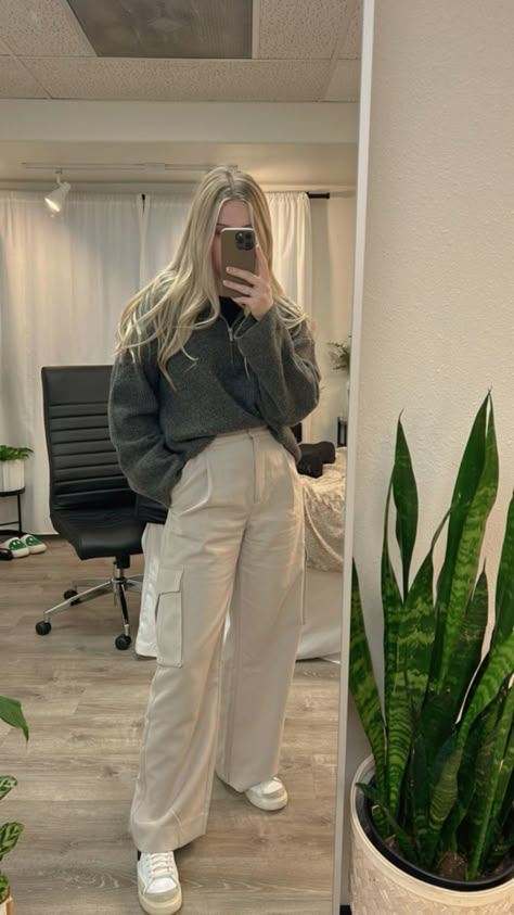 Beige Cargo Pants Outfit, Cargo Outfits Women, Beige Pants Outfit, Slacks Outfit, Winter Pants Outfit, Cargo Pants Outfit, Italy Outfits, Everyday Fashion Outfits, Casual Day Outfits