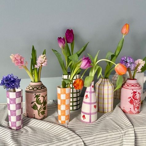 Flower Pot On Table, Painting Ideas On A Pot, Flower Pots Painting Ideas, Jar Vase Ideas, Plant Pots Painting, Vase Painting Ideas Pottery, Fun Vases, Vase Painting Ideas, Colourful Cottage