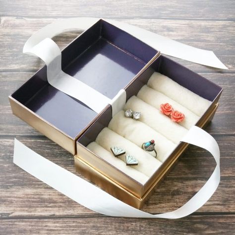 See how an empty cell phone box becomes a DIY travel jewelry box! So clever! Cell Phone Kiosk, Recycle Crafts Diy, Prepaid Phones, Phone Packaging, Cell Phone Service, Jewelry Box Diy, Best Mobile Phone, Phone Box, Jewelry Advice