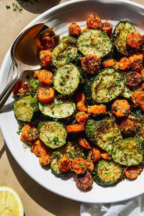 Healthy Side Veggies, Carrot And Zucchini Recipes, Zuccini Sides Dishes Easy, Zuccini Sides Dishes, Herb Roasted Carrots, Easy Roasted Carrots, Fluffy Food, Roasted Broccoli And Carrots, Make Sun Dried Tomatoes