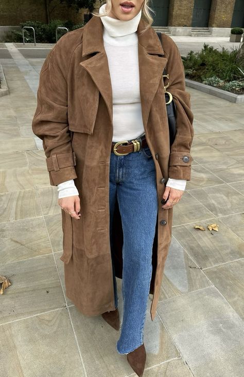 Long Coat Outfits, Brown Trench Coat Outfit, Coated Jeans Outfit, Brown Coat Outfit, Coat Outfit Ideas, Winter Layering Outfits, Long Suede Coat, Trench Outfit, Long Coat Outfit