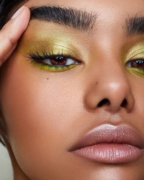 Looking to update your makeup collection? We've got you covered with the makeup winners of the 2020 TotalBeauty Awards. Lime Green Eyeshadow Looks, Lime Eyeshadow, Lime Green Makeup Look, Fun Colorful Makeup, Lime Green Makeup, Lime Makeup, Makeup 2000s, Makeup Dewy, Makeup Bold