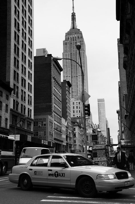 Black And White New York, Detroit Usa, Stile Blair Waldorf, Voyage New York, Black And White Photo Wall, New York Black And White, Black And White City, New York Poster, Nyc Girl