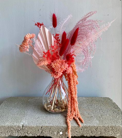 Dried Bud Vases, Dried Floral Bud Vases, Bright Dried Flower Arrangements, Dried Floral Arrangements Wedding, Floral Sculpture Art, Dry Flowers Arrangements, Feather Floral Arrangements, Minimal Floral Arrangements, Boho Dried Flower Arrangements