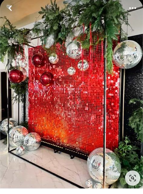 Christmas Shimmer Wall, Warehouse Christmas Party Decor, Red Carpet Christmas Party, Christmas Gala Decorations, Over The Top Christmas Decor, Commercial Christmas Decor, Christmas Party Ideas Decorations, Christmas Photo Op, Christmas Event Decor