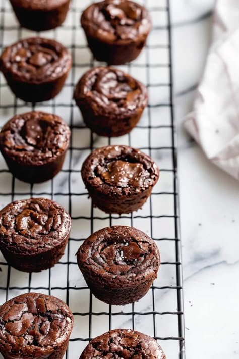 Bridal Shower Desserts Brownies, Brownie In Muffin Cups, Muffin Tin Brownies Recipe, Unique Mini Desserts, Brownie Bites Recipe Minis, Brownie Muffin Tin, Chocolate Bridal Shower Desserts, Mini Brownie Bites Christmas, Fudgy Brownie Bites