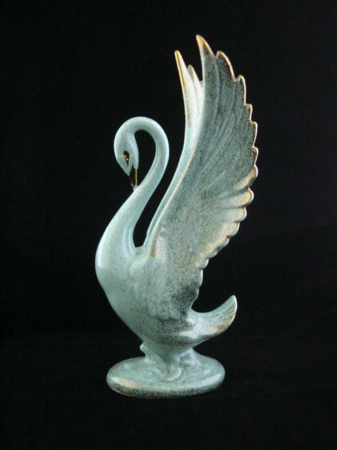 Pottery Swan figurine from the 1950s Swan Ceramic Sculpture, Swan Fountain, Swan Pottery, Swan Statue, Swan Sculpture, Ceramic Swan, Easy Clay Sculptures, Drywall Art, Swans Art