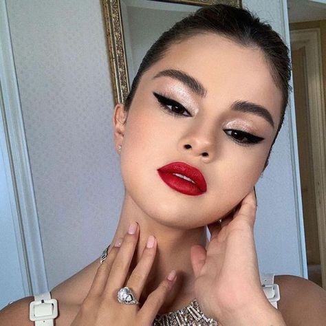 Selena Gomez Latest, Festival Makeup Tutorial, Ideas Maquillaje, Selena Selena, Selena Gomez Makeup, Festival Makeup Rave, Festival Makeup Glitter, Red Lip Makeup, Marc Jacobs Beauty