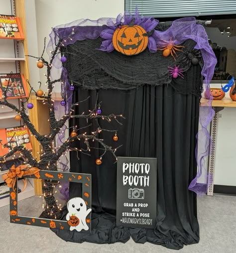 Halloween Booths Ideas, Halloween Diy Photo Backdrop, Halloween Photo Booth Ideas Backdrops, Halloween Booth Decorations, Halloween Photo Wall Diy, Photo Booth For Halloween, Backdrop For Halloween Party, Halloween Diy Photo Booth, Halloween Photo Booth Diy