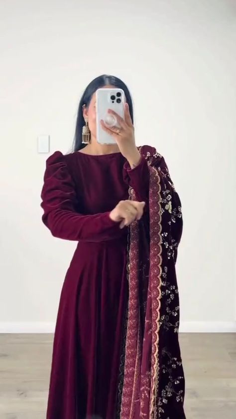 Plain Velvet Suit Design, Velvet Dress Designs Pakistani, Latest Velvet Suit Designs, Velvet Pakistani Dress, Velvet Suit Design, Masquerade Ball Gown, Simple Dress Casual, Wedding Outfits For Women, Long Frock Designs