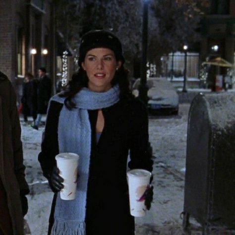 Lorelai Gilmore Winter, Lorelai Gilmore Winter Outfits, Lorelai Gilmore Snow, Lorelai Gilmore Style, Lorelei Gilmore, Gilmore Girls Outfits, Kaptan Jack Sparrow, Skating Ice, Gilmore Girl