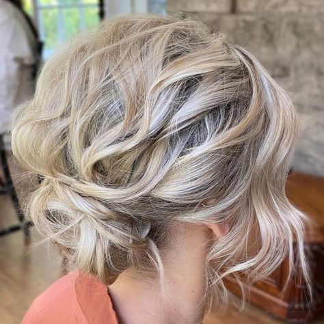 Loose Bun for Short Blonde Balayage Hair Short Curly Updo, Silver Hairstyles, Balayage Hair Blonde Short, Messy Chignon, Fav Hairstyles, Loose Bun, Short Bridal Hair, Wedding Guest Hair, Hair For Wedding