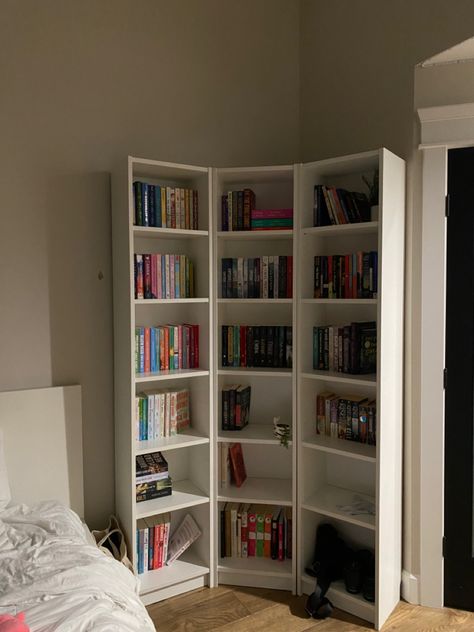 Small Bedroom With Bookshelf, Small Bookshelf Ideas Aesthetic, Small Library Room Ideas Bookshelves, Small Home Library Aesthetic, Small Bedroom Bookshelf Ideas, Small Bedroom Bookshelf, Small Bookshelf Aesthetic, Library Bedroom Ideas, Bedroom Library Ideas