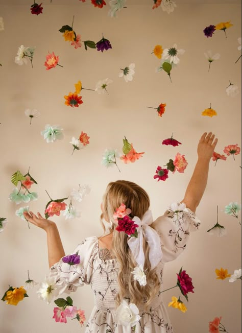 Flower Curtain Photoshoot, Fake Flower Photoshoot, Floating Floral Backdrop, Spring Photobooth Ideas, Floating Flowers Photoshoot, Hanging Flowers Photoshoot, Flower Studio Photoshoot, Flower Wall Photoshoot, Floral Photoshoot Ideas