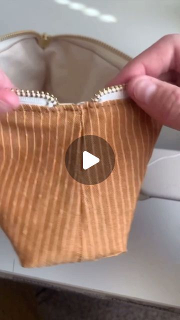 Zipper Ends Tutorial, How To Put A Zipper In A Bag, Flat Bottom Zipper Pouch Tutorial, Zipper Pouches To Sew, How To Sew Zipper, How To Make A Handbag, Zipper Bags To Sew, How To Sew A Zipper, How To Sew A Bag