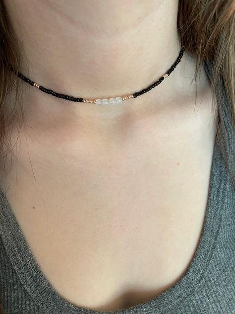 Moonstone Choker, Diy Choker Necklace, Beaded Chocker, Diy Choker, Beaded Necklace Designs, Bead Choker, Bead Charms Diy, Black Beaded Jewelry, Black Seed