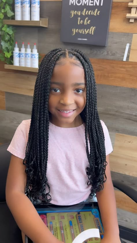 Fashionably Ebb 💙🧜🏽‍♀️’s Instagram post: “Its the kiddos for me today 🥰 Medium Kiddie Knotless (please book according to age group) www.fashionablyebb.com #jaxbraids #jaxbraider…” Frankie Hairstyle, Little Black Girls Box Braids Hairstyle, Kids Braided Hairstyles With Curls, Kids Knotless Braids With Curls, Back To School Braids Black Kids, African American Girls Hairstyles Kids, Kids Knotless Box Braids With Curly Ends, Box Braids For Kids Black, Braids Ideas For Kids