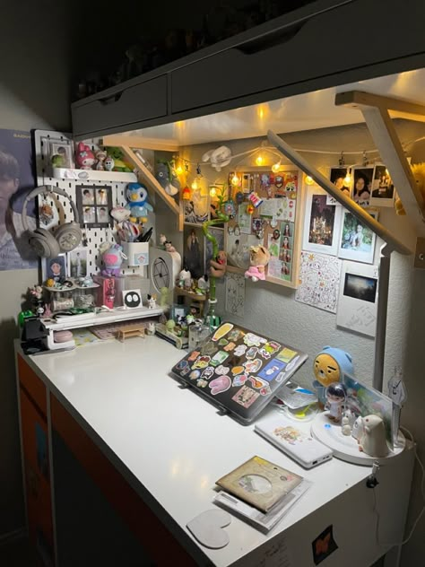 #desksetup #desk #anime #kpop #aesthetic Tiktok: musubeaa Anime Desk Accessories, Art Desk Aesthetic Inspiration, Art Desk Setup Aesthetic, Desk Ideas Artist, Desk Organization Wallpaper, Aesthetic Desk Setup Anime, Anime Desk Decor Ideas, Aesthetic Desk Layout, Desk Clutter Aesthetic