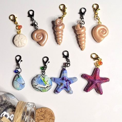 Cute Polymer Clay Jewelry, Clay Charms Bracelet, Clay Charms Necklaces, Polymer Clay Ideas Jewelry, Polymer Clay Charm Ideas, Clay Charms Diy, Clay Charm Ideas, Cute Polymer Clay Charms, Clay Gift Ideas