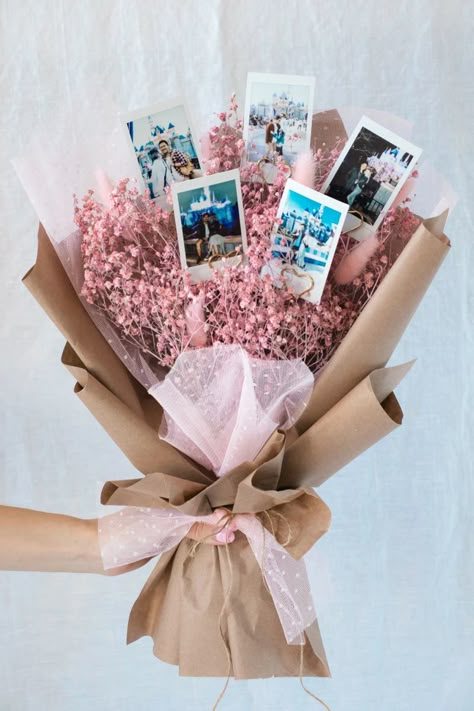 Polaroid Bouquet, Diy Birthday Gifts For Friends, Easy Easter Decorations, Easter Decorations Diy Easy, Highschool Aesthetic, Diy Crafts To Do, Easy Easter, Diy Easter Decorations, Diy Birthday Gifts