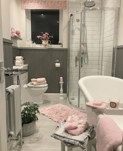 Girly Bathroom, Dream Apartment Decor, Casa Vintage, Future Apartment Decor, Dream House Rooms, Pink Bathroom, Dream Room Inspiration, Future Apartment, Room Makeover Inspiration