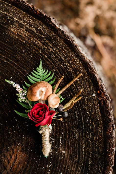 As y'all know, we're always on the look-out for alternative buttonhole ideas for your wedding. I mean sure, we love a rose boutonnière as much as anybody else, but we think there's just so many more ideas -- whether it's LEGO minifigs for your geeky wedding, autumn leaves for your fall wedding, or even this concept: the mushroom boutonnière. Alternative Buttonholes, Bird Skulls, Enchanted Forest Wedding Theme, Mushroom Theme, Dinosaur Wedding, Geeky Wedding, Wedding Autumn, Forest Theme Wedding, Groomsmen Boutonniere