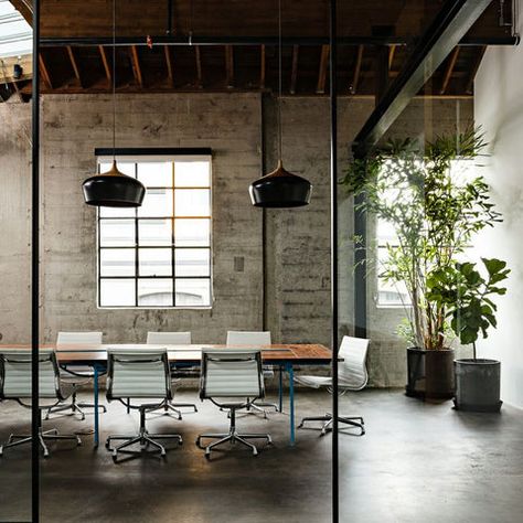 Industrial chic office interiors are a good option for companies who want an on-trend and classy style. View ten examples of industrial chic décor here. Industrial Home Office Design, Plant Office Design, Industrial Home Offices, Meeting Room Design, Warehouse Office, Industrial Office Design, Office Design Inspiration, Loft Office, Interior Layout